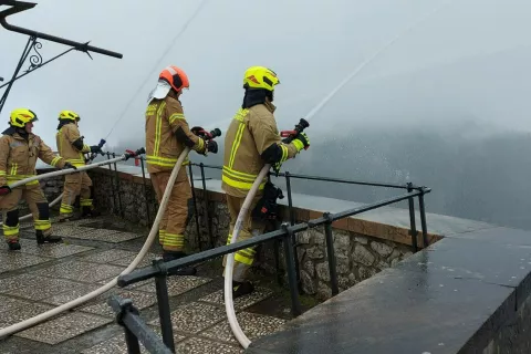Praznovanje 140-letnice PGD Bled se je začelo s skupinsko vajo na Blejskem gradu. / Foto: arhiv PGD Bled