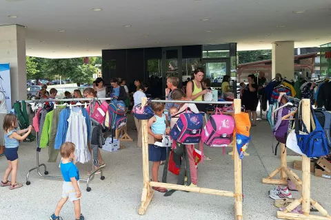 Na stojalih so bila tokrat le otroška oblačila in šolske torbe, na policah pa zvezki, knjige in peresnice / Foto: Marjana Ahačič