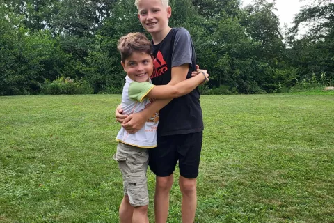 Matic je nadvse vesel, da se lahko spet podi po domačem vrtu. / Foto: Osebni Arhiv Matičeve Družine