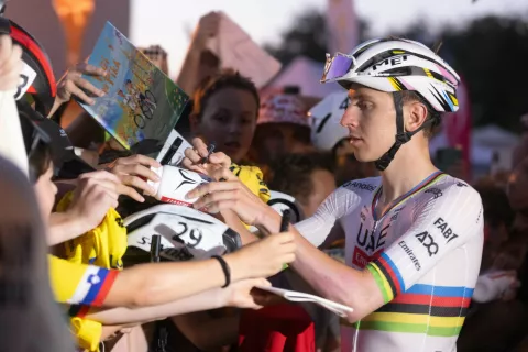 Otroci so ga glasno klicali in se razveselili avtograma najboljšega kolesarja na svetu. / Foto: Peter Košenina