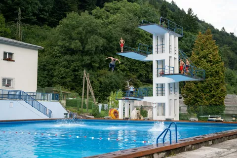 Stolp ima štiri skakalna mesta, z njega se lahko skače z dveh metrov in pol, petih, sedmih in desetih metrov. / Foto: Nik Bertoncelj