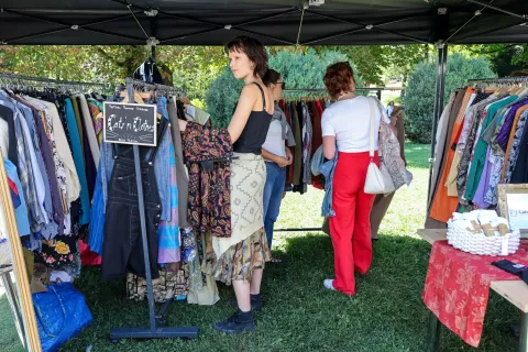 Izmenjevalnice oblačil v zadnjih letih pridobivajo priljubljenost, kar je pokazal tudi dober obisk na Bledu. / Foto: Tina Dokl