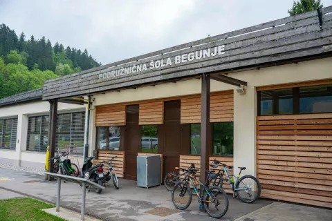 Spomladi so ob podružnični šoli v Begunjah prenovili šolsko športno igrišče, zdaj se bo občina lotila še prenove telovadnice. / Foto: Nik Bertoncelj