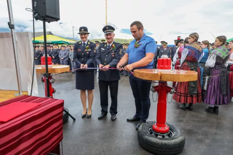 Podbreški gasilci so ob tej priložnosti prevzeli tudi novo garažo. Na fotografiji so: dr. Janja Kramer Stajnko, namestnica predsednika Gasilske zveze Slovenije, predsednik PGD Podbrezje Boštjan Aljančič in boter nove garaže Dušan Korenčan. / Foto: Tina Dokl