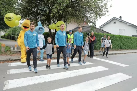 Učence OŠ Simona Jenka Kranj so na prvi šolski dan varno v šolo pospremili tudi slovenski nogometni reprezentanti (od leve proti desni): Bojan Jokić, Denis Popović in Vid Belec. /Foto: Tina Dokl / Foto: 