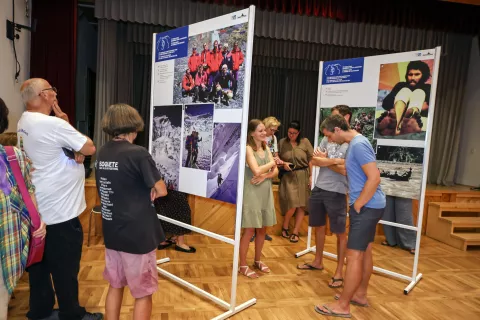 Razstava Od Makaluja do Anapurne: 50 in 30 let presežkov je v slovenski različici začela svojo pot po Sloveniji sredi avgusta na Jezerskem. V Dvorani Korotan gostuje še do nedelje, 31. avgusta. / Foto: Tina Dokl