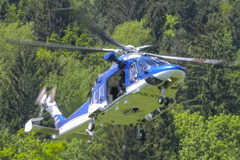 dan odprtih vrat PGD Begunje v sodelovanju z GRS Radovljica ob praznovanju 60 letnice na fotografiji vaja gasilci gorski reševalci gorska reševalna služba Radovljica GRS policija letalska policijska enota helikopter policijski helikopter / Foto: Tina Dokl