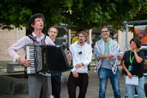 Otvoritev razstave Matica Zormana Pisma iz Gaze z vodenim ogledom, Glavni trg pred Prešernovim gledališčem v Kranju / Foto: Primož Pičulin
