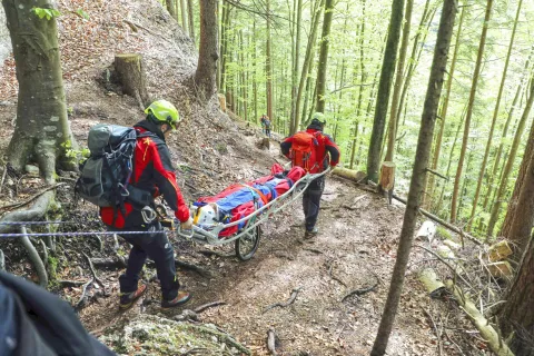 Po poteh kralja Karla III praznovanje ob kronanju kronanje kralj Karl III v Mojstrana na fotografiji gorski reševalci GRS Mojstrana / Foto: Tina Dokl