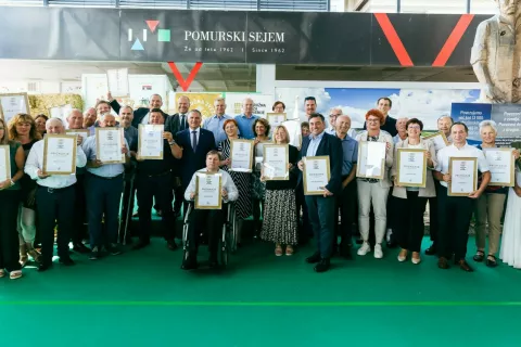 Nagrajenci zadružne zveze skupaj z gosti na slovesnosti ob podelitvi priznanj / Foto: Sandi Fiser