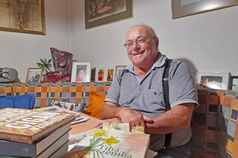 Nužej Tolmaier na svojem domu med pogovorom za Gorenjski glas o monografiji Tiha zemlja. / Foto: Jože Košnjek