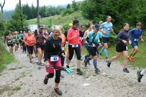 Na progo se je letos podalo več kot sedemdeset tekačev in pohodnikov. / Foto: Alenka Brun