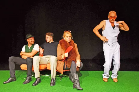 Prizor iz predstave To ni političen song na odru Tetra Rampa v Celovcu. / Foto: Teater Rampa Celovec