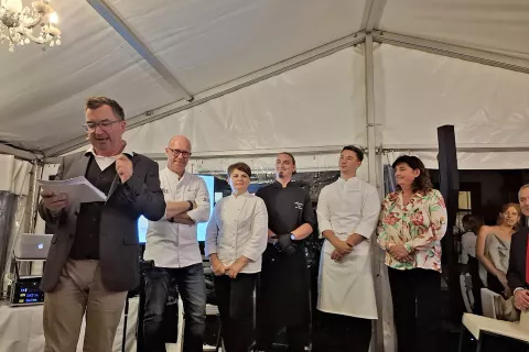 Klemen Langus (levo) je predstavil kulinarične zvezde večera: Uroša Štefelina iz Hiše Linhart, Ano Šušteršič iz Cateringa Jezeršek, Jona Zupana iz restavracije Triangel, Davorja Arnautovića iz Vile Muhr v Bohinju in Emo Pogačar iz slaščičarne Conditus. / Foto: Jože Košnjek