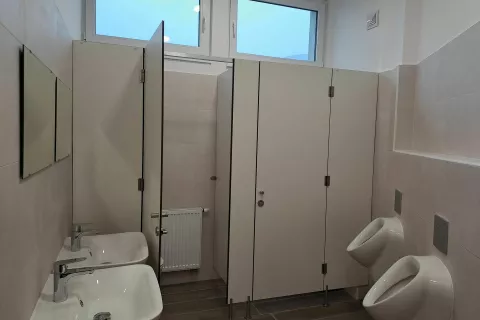 Prenovljene sanitarije v OŠ Koroška Bela. / Foto: arhiv občine Jesenice