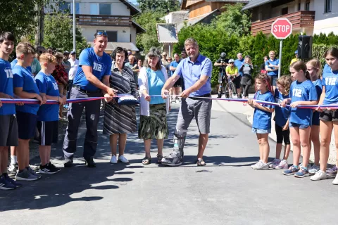 Odprtje prenovljene cestne infrastrukture v Podhomu / Foto: Tina Dokl