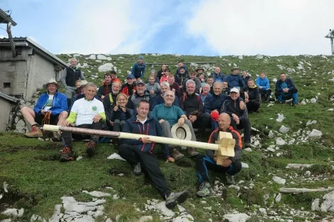 Tradicionalno skupinsko fotografijo pohodnikov ob Prešernovi koči je letos številčno nekoliko oskubila slaba vremenska napoved.
