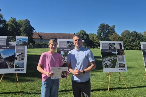 Lana Petek je postala zmagovalka natečaja Inovativni prehranski izdelki Gorenjske. Priznanje je prejela iz rok direktorja Razvojne agencija Sora Klemna Srne / Foto: Klara Mrak