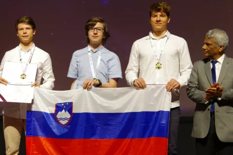 Dobitniki zlatih medalj (od leve proti desni): Aljaž Erman, Primož Markovič in Žan Arsov / Foto: Dunja Fabjan, DMFA
