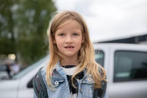 Nina Polajnar, Štefanja Gora: »Vstopa v šolo sem se že zelo veselila. Doma smo pripravili šolsko torbo in copate, vse ostalo bomo dobili v šoli. Poznam že črke in številke, a v šoli se bomo še veliko naučili. V razredu sem skupaj z najboljšo prijateljico Špelo.« / Foto: Primož Pičulin