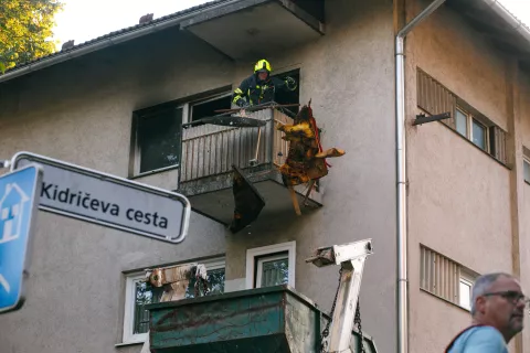 Gasilec med čičenjem stanovanja po požaru v stanovanju na Kidričevi cesti 1. Kranj, 3. 9. 2025 / Foto: Matic Zorman