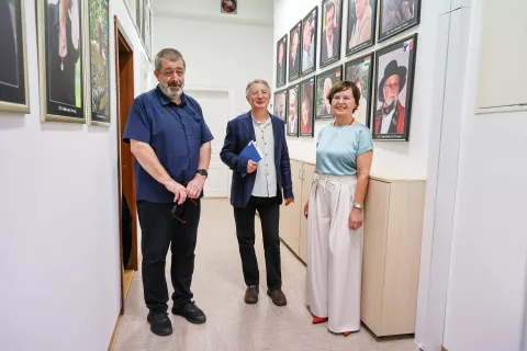 Ob spominski steni Pretnarjevih nagrajencev (od leve): Ivo Stropnik, Ivan Dobnik in Marinka Kenk Tomazin / Foto: Tina Dokl