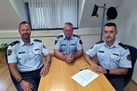 Na primopredaji (z leve): Sašo Eniko, direktor Policijske uprave Kranj Primož Povalej in Klemen Trček / Foto: Pu Kranj