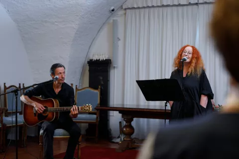 Boštjan Narat in Neca Falk na otvoritvi slikarske razstave Daljni, negotovi kraji, avtorice Nece Falk. Bled, 3. 9. 2025 / Foto: Matic Zorman