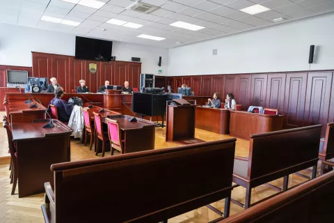 sojenje za umor žene Mohammada Esmaeila Owfjarda na fotografiji zagovornik obdolženega Peter Prus Pipuš, predsednik senata Vid Bele, državna tožilka Nadja Gasser / Foto: Tina Dokl