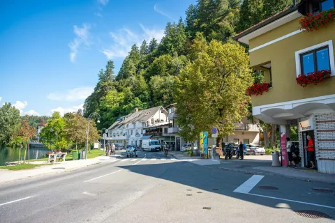 Dela bodo potekala na odseku od Oštarije Peglez'n mimo Grand hotela Toplice do konzolnega pločnika na Mlinem. / Foto: Nik Bertoncelj