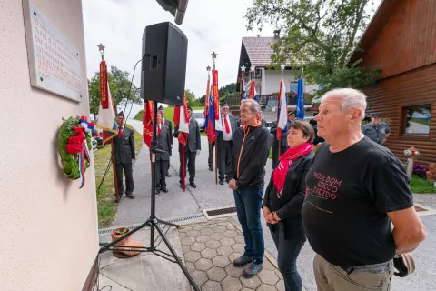 Venec k spominski plošči na Puču so položili predstavniki škofjeloškega združenja borcev za vrednote NOB Bojan Bertoncelj, Nives Lunder in Franc Franko. / Foto: Simon Benedičič