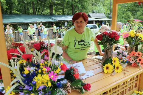 Sonja Roblek med svojim cvetjem iz papirja / Foto: Alenka Brun