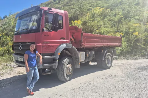 Nataša Jereb je šoferka kiperja že skoraj 30 let. / Foto: Klara Mrak