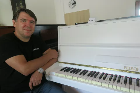 Toma Bergant ob obnovljenem Petrofu / Foto: Igor Kavčič