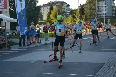 Tekmi državnega prvenstva na rolkah sta bili prvi v tem poletju za smučarske tekače. V sprintu je potekala v Medvodah. Moški finale je dobil Tine Šporn (na sliki v ospredju) pred peterico iz gorenjskih klubov. / Foto: Maja Bertoncelj