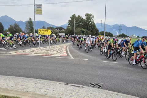 V Kranji se je odvijal pravi kolesarski množični dogodek, dolga kolona se je vila tudi mimo Bitenj / Foto: Grega Flajnik