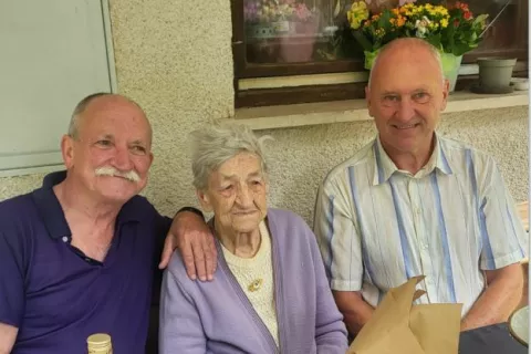 Slavljenka Cirila Arhar s sinom Brankom (levo) in žirovskim županom Francijem Kranjcem. / Foto: Nataša Kopač