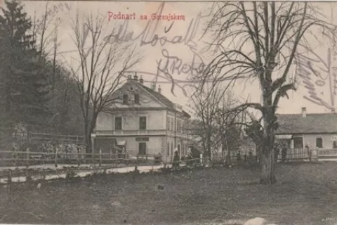 Podnart, 1907. V hiši Josipa Pogačnika (na levi) je bila prva pošta v Podnartu. Vir: arhiv Maksimilijan Košir (Foto: Franc Pavlin) / Foto:  