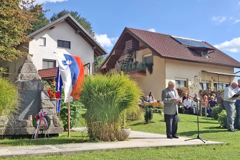 Milan Kučan med govorom na proslavi v Strahinju / Foto: Jože Košnjek