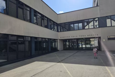 Osnovna šola Toma Brejca Kamnik se sooča s prostorsko stisko, zato tretješolci obiskujejo pouk zunaj matične ustanove. / Foto: Špela Šimenc