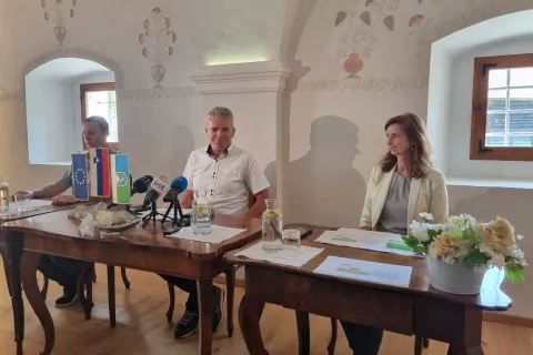 Ob drugi obletnici poplav so Milan Čadež (v sredini), Elizabeta Rakovec in Žan Mahnič predstavili potek in podrobnosti doslej opravljenih sanacij. / Foto: Mateja Rant