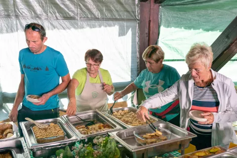 Na Prazniku zelja poteka tudi degustacija zeljnih jedi. / Foto: Simon Benedičič