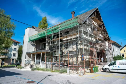 Na stavbi nekdanje knjižnice obnavljajo streho. / Foto: Nik Bertoncelj