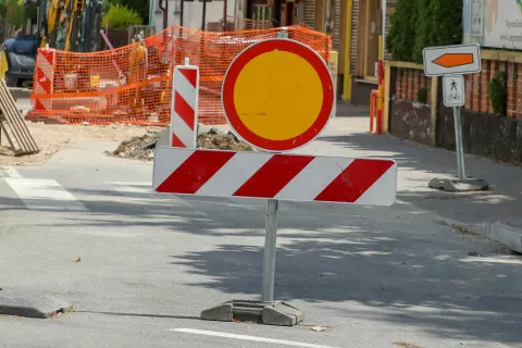 gradnja na cesti Stane Žagar, znak zapora ceste, občina Kranj, junij 2022 / Foto: Tina Dokl