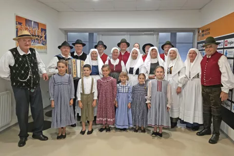 Člani odrasle in otroške Folklorne skupine Groblje tik pred prvim nastopom, ko so plesali dolenjske plese. / Foto: Špela Šimenc