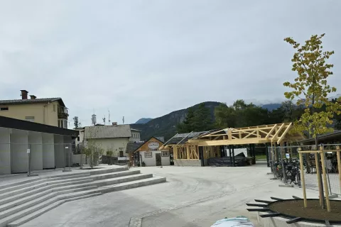 Z nekoliko dvignjenega pločnika je proti tržnici spuščeno betonsko stopnišče, ki bo služilo tudi kot avditorij, kadar bodo na trgu organizirali prireditev. / Foto: Marjana Ahačič