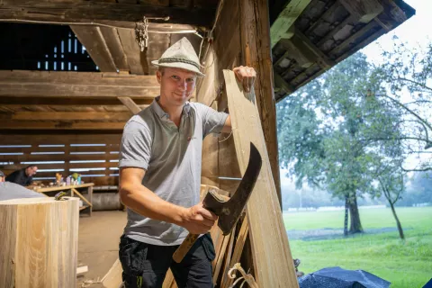 Delavnico je vodil skodlarski mojster Nejc Dijak iz Bohinja. Že kot otrok je veliko časa preživel v delavnici, kjer je na začetku bolj opazoval, sčasoma pa se je tudi sam naučil izdelovati skodle. / Foto: Nik Bertoncelj