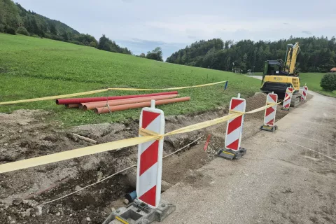 Ob gradnji kanalizacije s Krvavca do doline bodo na nekaterih delih trase obnovili oziroma zgradili vodovod. / Foto: Ana Jagodic Dolžan