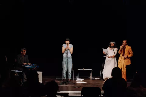 Na nedeljskem poetičnem performansu: (z leve) Drago Ivanuša, Anja Novak - Anjuta, Blaž Šef, Voranc Mandić / Foto: Jan Trstenjak