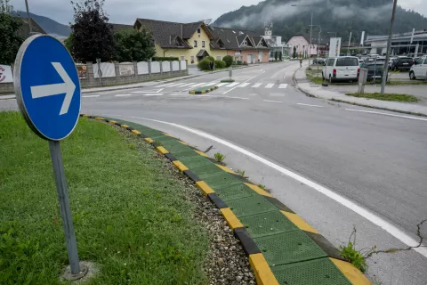 V ponedeljek, 15. septembra 2025, se začenja obnova 𝐃𝐞𝐥𝐚𝐯𝐬𝐤𝐞 𝐜𝐞𝐬𝐭𝐞 𝐯 𝐒𝐭𝐫𝐚𝐳̌𝐢𝐬̌𝐜̌𝐮 – od krožišča s Škofjeloško cesto do križišča s Tominčevo cesto oz. odcepa proti OŠ Stražišče. / Foto: Primož Pičulin